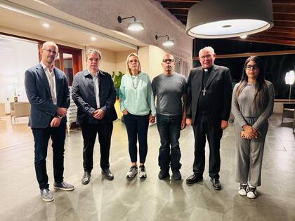 Una primera fotografía difundida en redes sociales muestra a Tudares junto a su esposa, al arzobispo de Caracas Raúl Biord y otros presentes, incluyendo representantes diplomáticos y figuras como Ricardo Cusanno, expresidente de la central empresarial Fedecámaras, el 22 de enero de 2025 (Publicación en X)