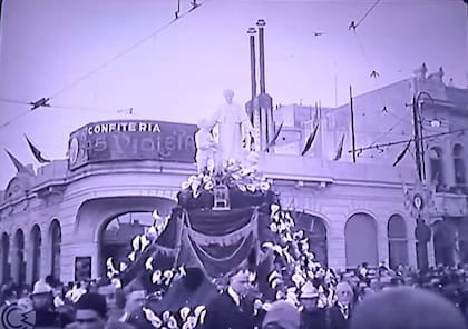 Una procesión en la esquina de Av. RIvadavia y Medrano, antes de que se construyera el edificio de 3 pisos, es decir antes de 1945.