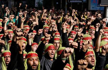 Una procesión fúnebre de la comunidad chiita libanesa en el marco de la ceremonia religiosa chiita de Ashura, dedicada a la muerte del imán Husayn.