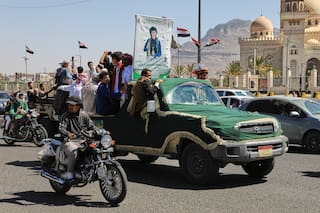Rebeldes hutíes atacan un campamento del gobierno en el sur de Yemen y matan al menos a 20 personas