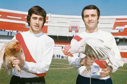 Una producción de 1975 de la Revista Gente con Perfumo y Alonso, tras el título de River