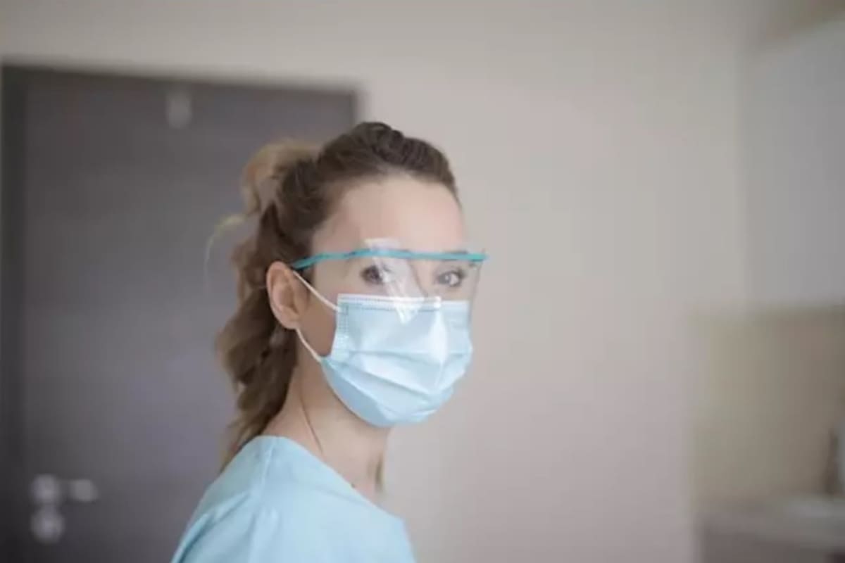 Una profesional de la salud, con barbijo y gafas