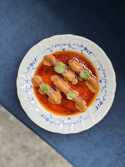 Una propuesta de la carta de Franca: langostinos al ajillo curados y ahumados, sofrito de ajo, pimentón de Cachi y ají molido del NOA.