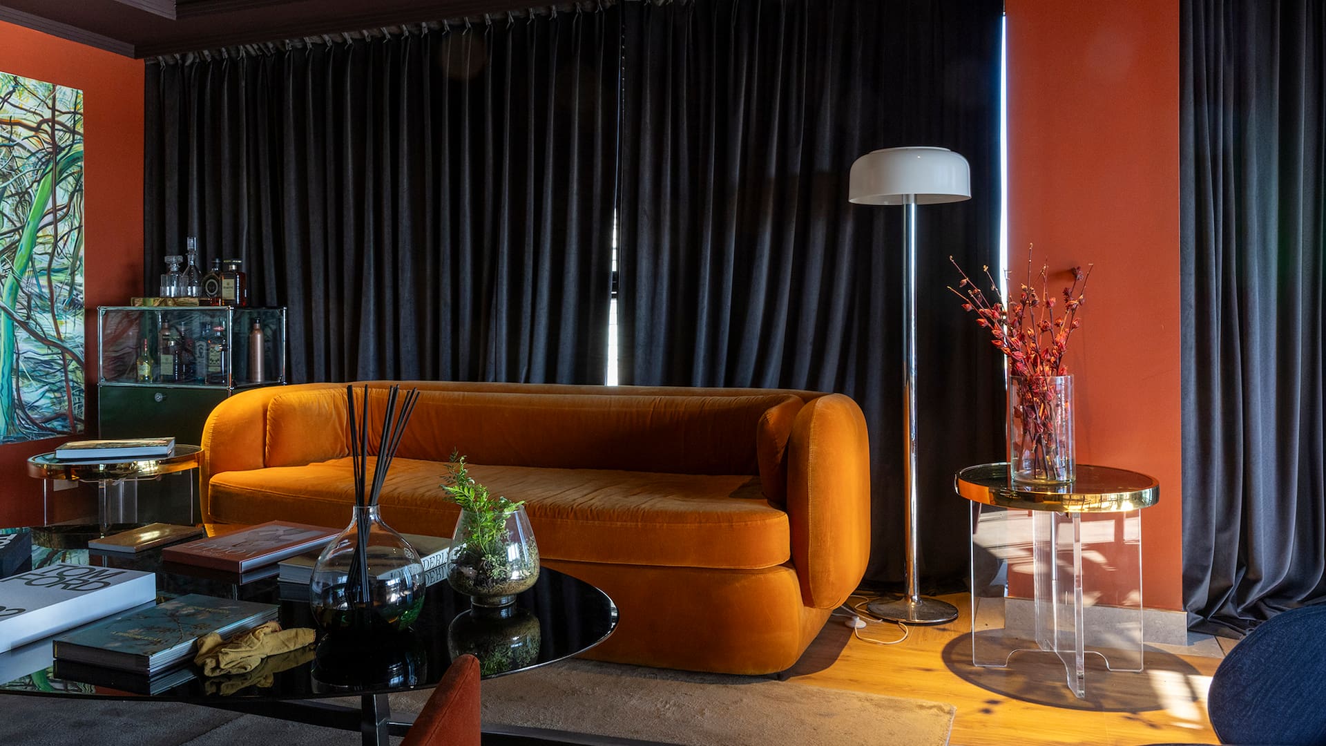 En este espacio, los colores funcionan como organizadores de los ambientes. El área social —ajena a lo íntimo— se define por el terracota (S071-5), mientras que, en los sectores más privados, como la suite y el TV room, predomina el tono chocolate (D156-1).