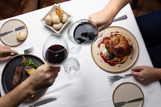 Dónde son las cenas especiales y las actividades con vinos quesos, croissants y chocolates