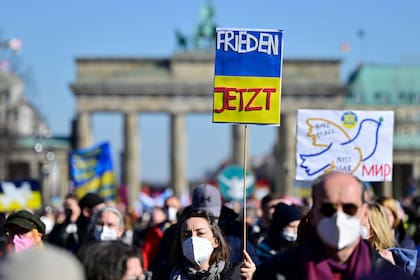 Una protesta contra la invasión Rusa a Ucrania en Berlín