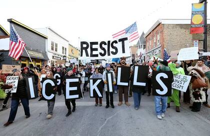 Una protesta contra la violencia criminal del ICE, la agencia migratoria que ya dejó dos muertos en Minneapolis