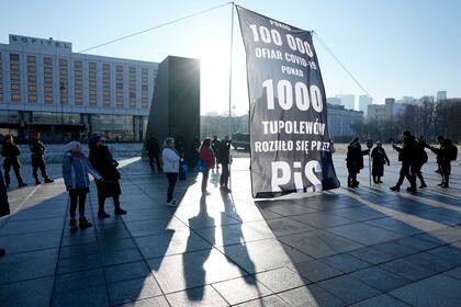 Una protesta contra las medidas dictadas por Polonia para luchar contra el coronavirus, en Varsovia, el 9 de enero del 2022.  (AP Foto/Czarek Sokolowski)