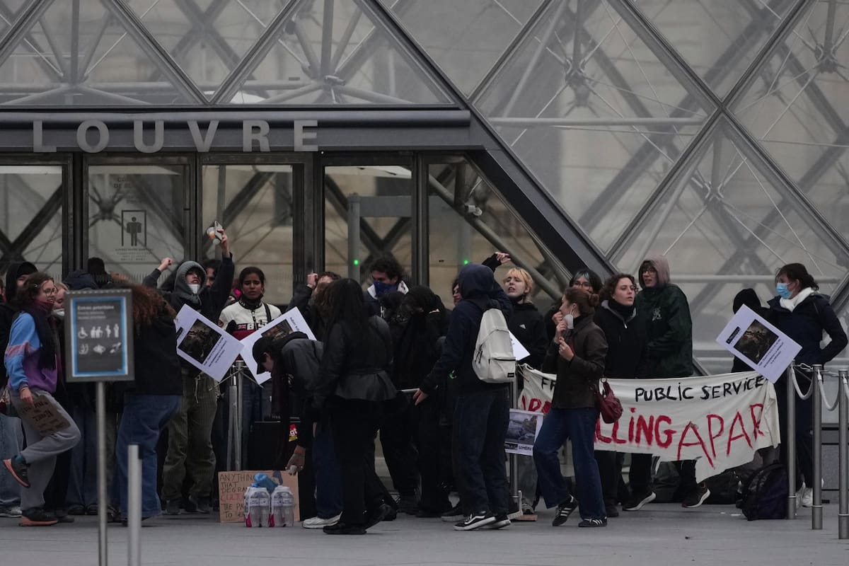 Una protesta de estudiantes bloqueó el acceso al Museo del Louvre en París