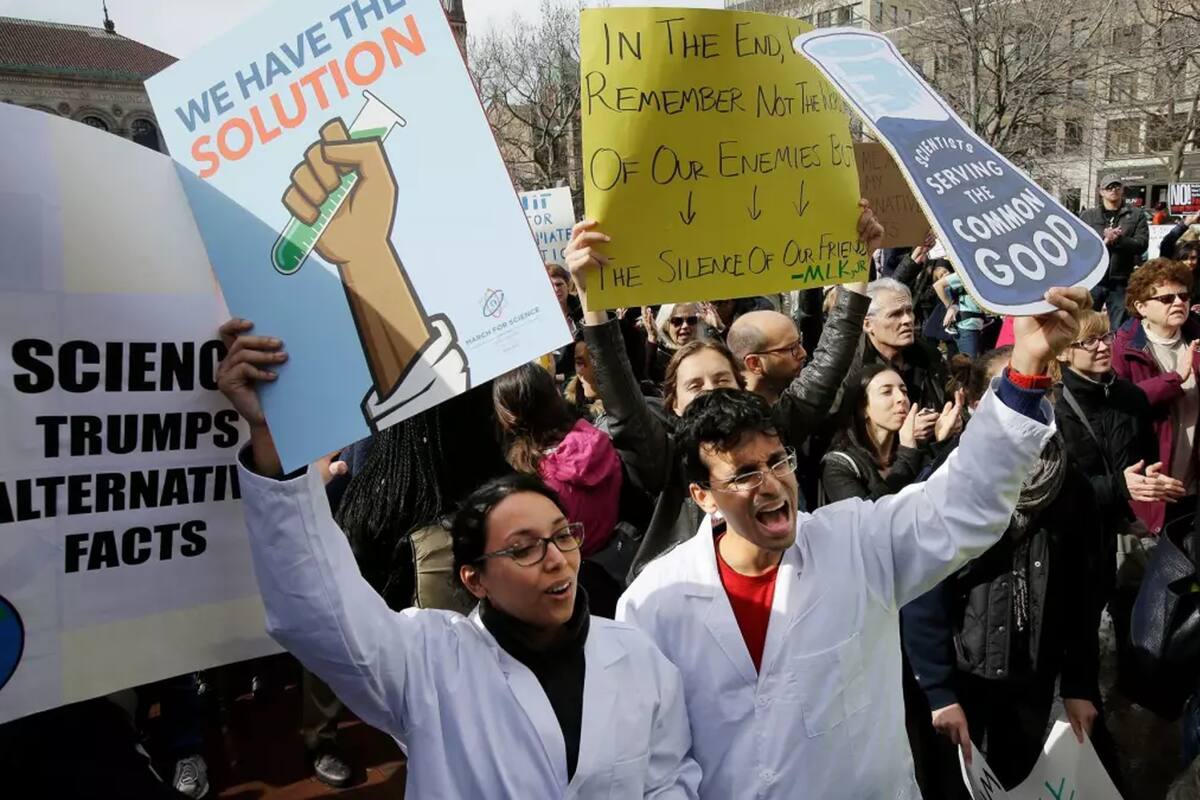 Una protesta de investigadores contra las reducciones de presupuesto en la ciencia del gobierno de Donald Trump