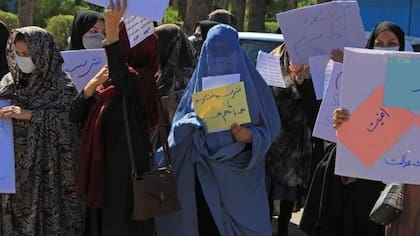 Una protesta de las mujeres afganas poco después de comenzado el régimen.