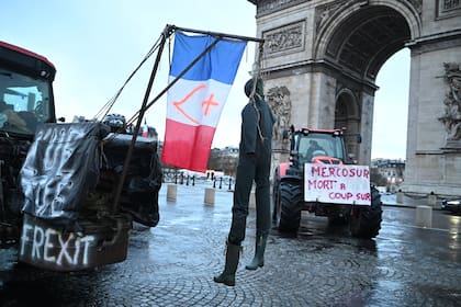 Una protesta de los agricultores franceses en París contra el acuerdo UE-Mercosur y la política agraria del organismo europeo