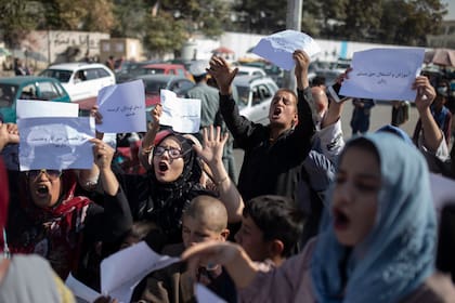 Una protesta de mujeres afganas por la violación de sus derechos por parte del régimen talibán