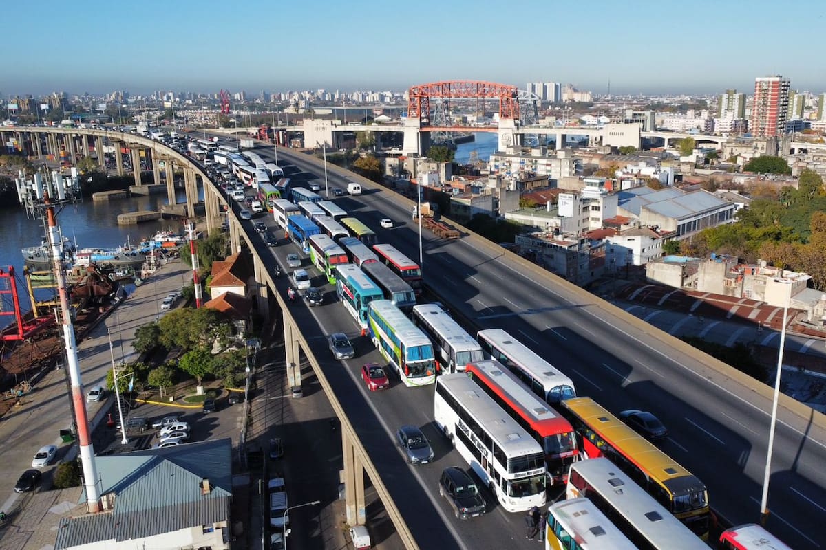 Una protesta de ómnibus mantiene un corte de la autopista Buenos Aires - La Plata, a la altura de Dock Sud