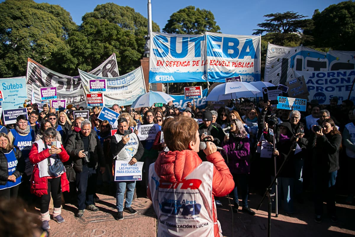 Una protesta de Suteba, uno de los gremios que rechazó la oferta de Kicillof