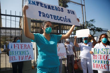 Una protesta de trabajadoras de la salud en un hospital de Lima en la piden que les brinden elementos de protección contra el coronavirus