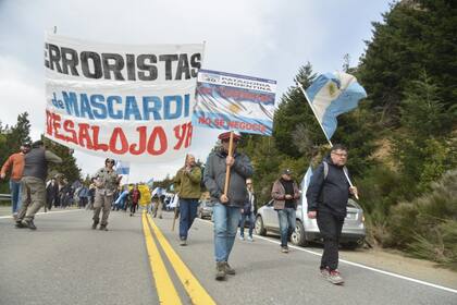Una protesta de vecinos en pedido del desalojo de grupos mapuches de Mascardi, el año pasado