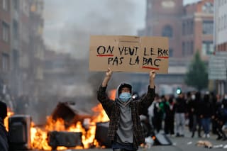 Primer ministro francés convoca a reunión de emergencia en medio de protestas estudiantiles