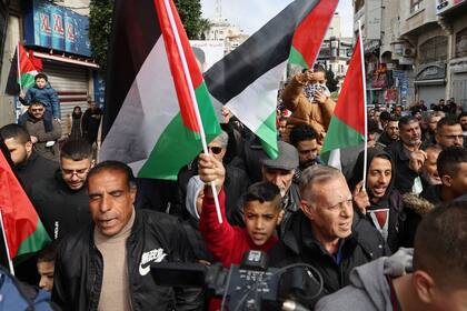 Una protesta tras la muerte de Saleh al-Arouri en un ataque en Beirut, en la ciudad de Ramallah. (Jaafar ASHTIYEH / AFP)
