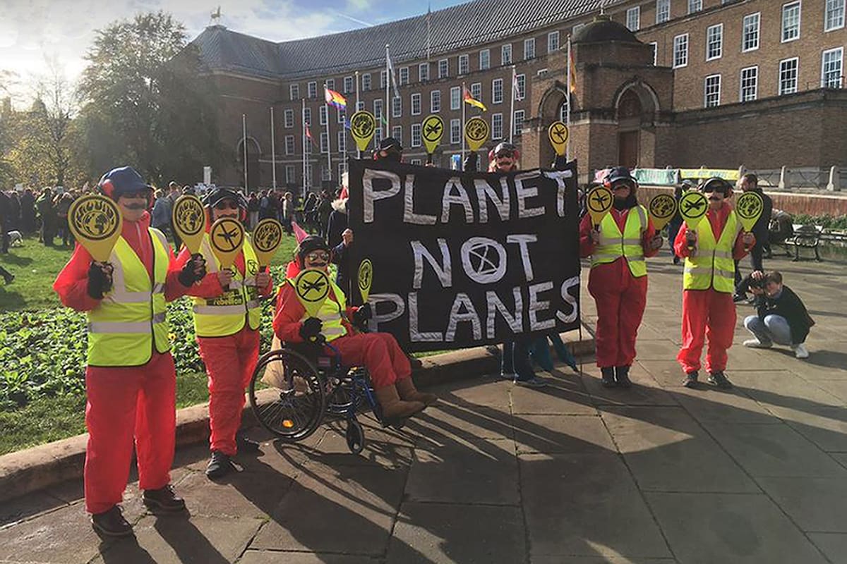 Una protestas de ambientalistas contra la contaminación proveniente de la aviación en la ciudad de Bristol, Reino Unido