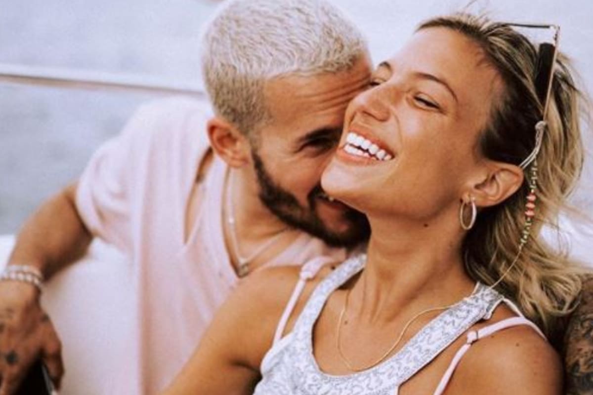 Una provocativa postal de la joven pareja despertó criticas en las redes e Instagram decidió censurarla