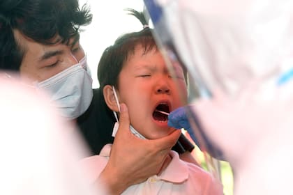 Una prueba de detección de coronavirus a un chico en Wuhan, en la provincia central de Hubei
