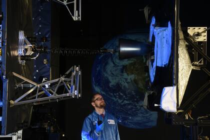 Una prueba en tierra de cómo sería el acople de los dos satélites