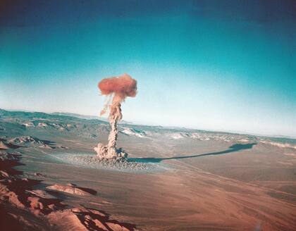 Una prueba nuclear cerca de Yucca Flats, Nevada el 23 de marzo de 1955. (Comisión Atómica de Estados Unidos via AP)