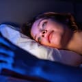 Los psicólogos concuerdan: “Nada de dispositivos en el dormitorio durante la noche”