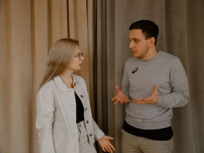Una psicóloga explica a qué se debe este comportamiento y por qué es importante evitarlo; se trata de una práctica que parece inofensiva, pero puede indicar que algo va mal (imagen ilustrativa)