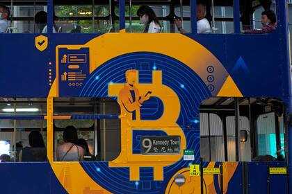 Una publicidad de la criptomoneda Bitcoin, el 12 de mayo de 2021, en un colectivo en Hong Kong. (AP Foto/Kin Cheung, Archivo)