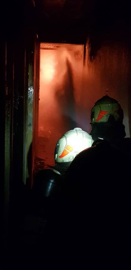 Una puerta blindada en el primer piso complicó los trabajos.