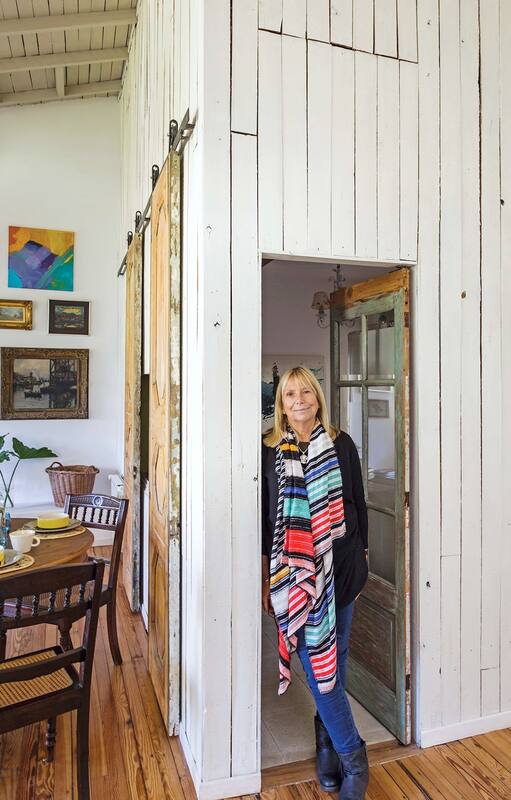 Una puerta de acá, una mesa de allá y un espejo recuperado. Cómo se arma una casa sin desarmar el pasado.