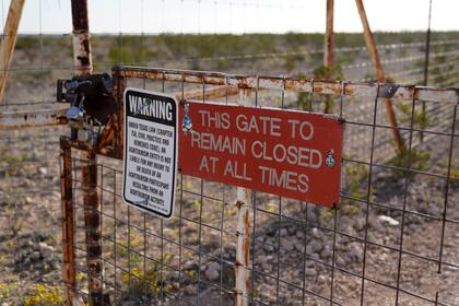 Una puerta de acceso a un cruce en el río Bravo, el 21 de marzo de 2024, en el condado de Terrell, Texas. (AP Foto/Erik Verduzco)