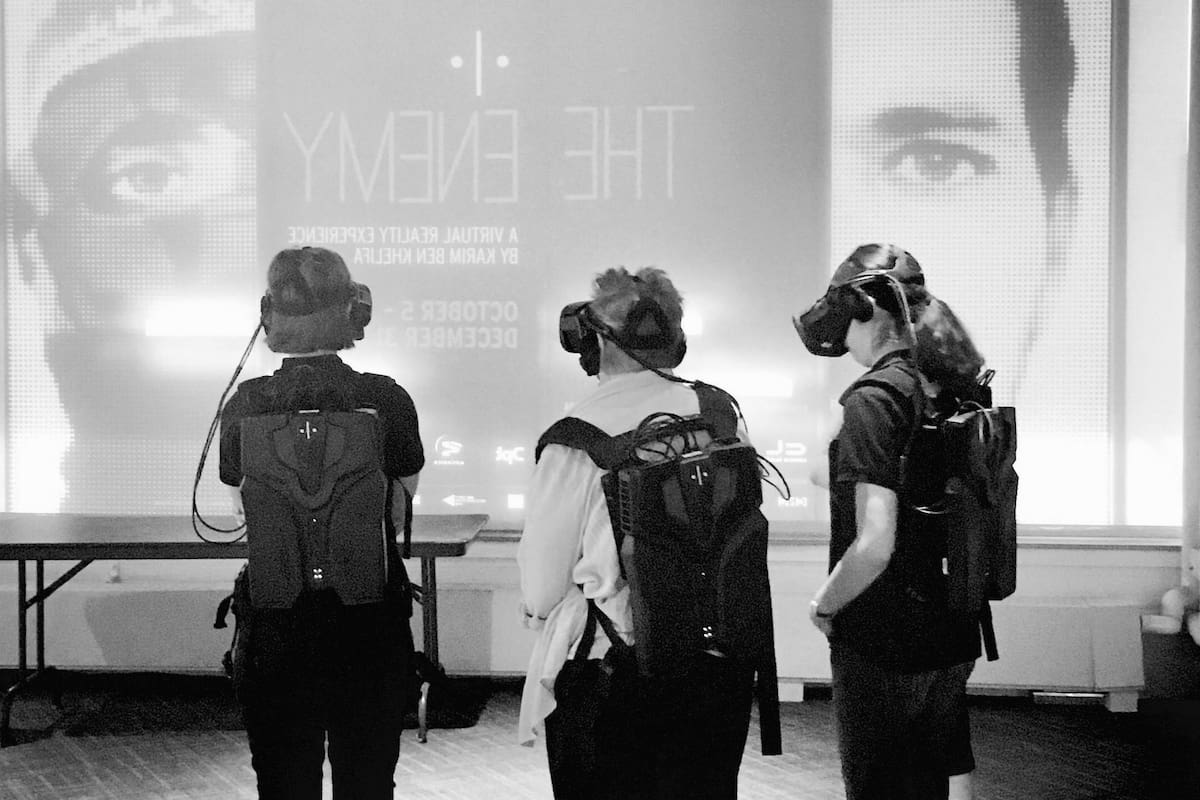 Una puesta de The Enemy, una muestra de Khelifa en la que los visitantes interactúan mediante realidad virtual con ambas partes de los conflictos