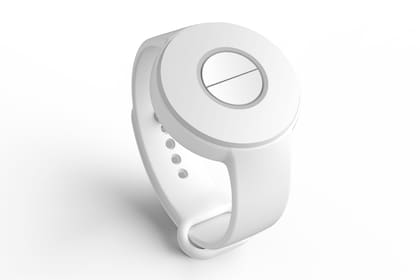 Una pulsera con botón de alarma de Hikvision