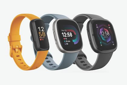 Una pulsera Inspire 3, y los relojes Versa 4 y Sense 2 de Fitbit