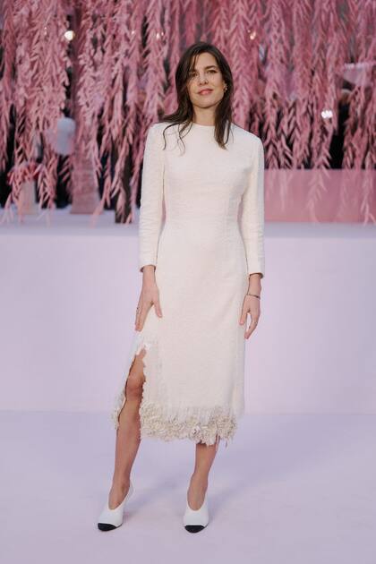 Una que sí es habitué de los desfiles es Charlotte Casiraghi. A días de presentar su libro, "Le fêlure", la hija de la princesa Carolina de Mónaco asistió a la presentación SS26 de Chanel. Incondicional de la maison, aplaudió el debut del diseñador Matthiew Blazy en el Grand Palais