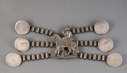 Una rastra antigua es parte de la muestra de platería criolla