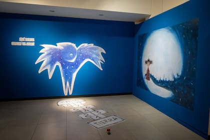 Una rayuela invita a jugar con Monstriña y su sombra