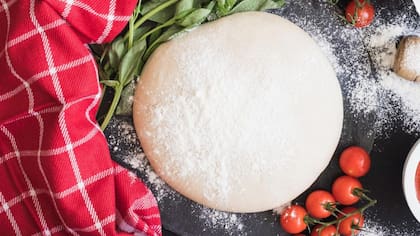 Una receta de masa básica para pizza que también sirve para hacer calzón o focaccia.