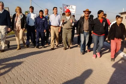 Una recorrida de Capitanich con Emerenciano Sena y sus seguidores