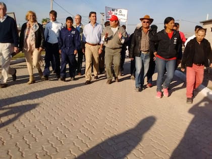 Una recorrida de Capitanich con Emerenciano Sena y sus seguidores