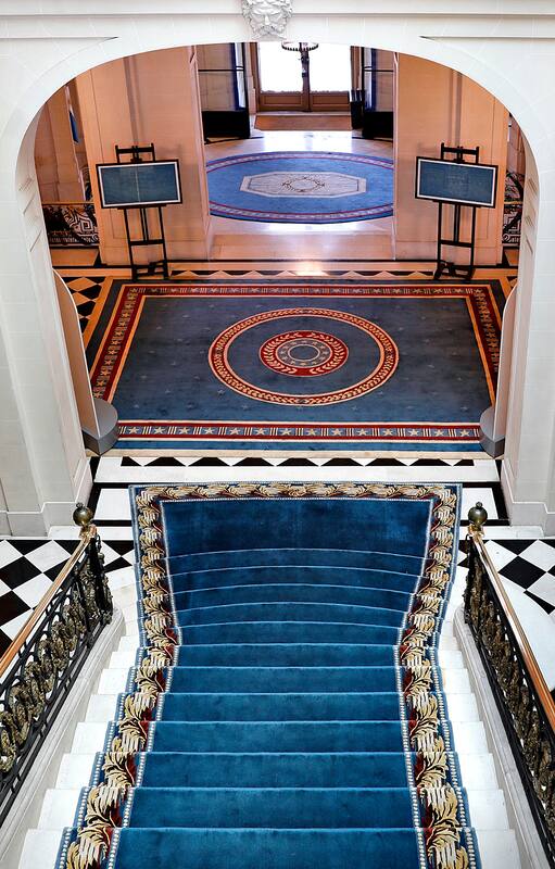 La doble escalera central es la que recibe a los invitados que ingresan al Palacio Bosch