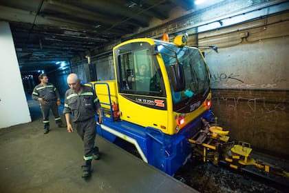 Una pequeña "zorra" pasa por la estación Alberti Norte