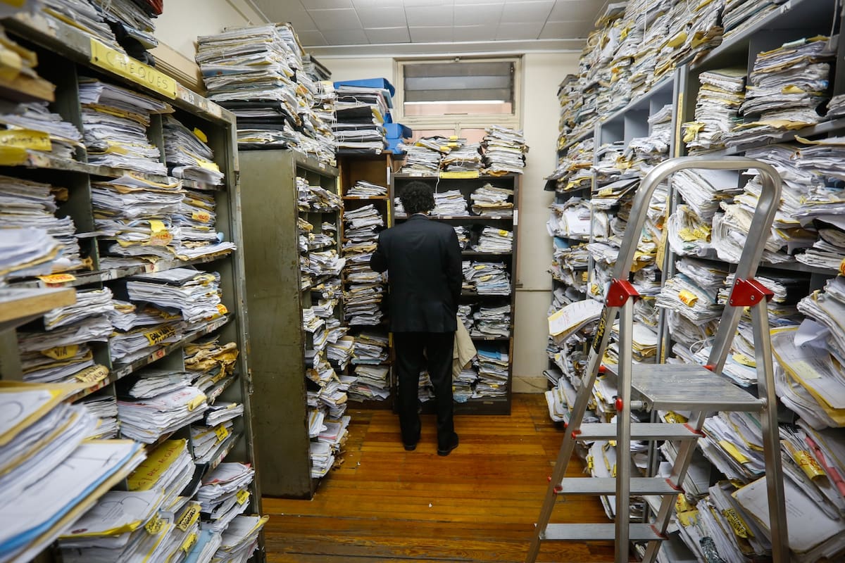 Una recorrida por los despachos de Tribunales donde se acumulan expedientes de juicios laborales