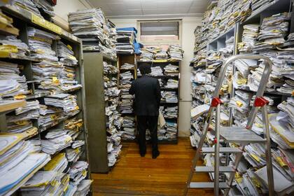 Una recorrida por los despachos de Tribunales donde se acumulan expedientes de juicios laborales