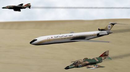 Una recreación del momento en el que los cazas israelíes interceptan el avión comercial