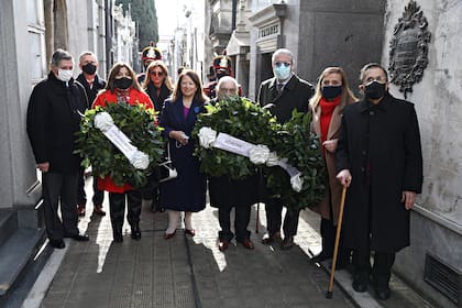 Una reducida comitiva ingresó al cementerio de la Recoleta para depositar las palmas de laureles en homenaje a Mitre