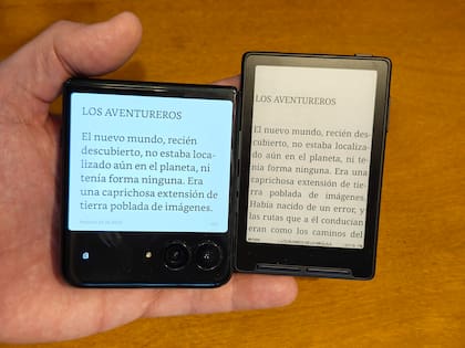 Una referencia para entender el tamaño: a la izquierda, teléfono plegable Motorola Razr, con un panel externo de 4 pulgadas; a la derechoa, el Xteink X3 (3,7 pulgadas)